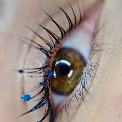 나는 당신을 가장 화려한 속눈썹과 눈썹으로 초대합니다.