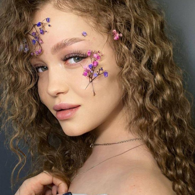 나는 당신을 가장 화려한 속눈썹과 눈썹으로 초대합니다.