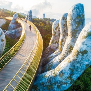 다낭. 황금 다리 "신의 손"