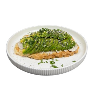 토스트에 견과류 치즈를 발라주세요.