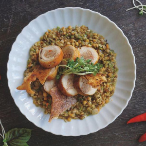 Rolled chicken with pork mince, lentils

닭고기와 돼지고기 소세지, 렌틸콩