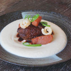 마스터 스톡에 삶은 돼지 볼고기