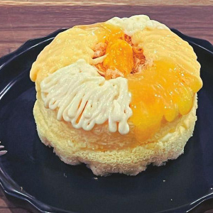 Korean Translation: 스펀지 케이크에 돼지고기 솜사탕과 3가지 소스