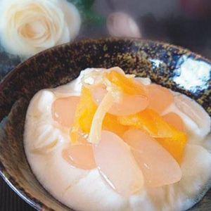 요거트와 숲 소나무 씨앗