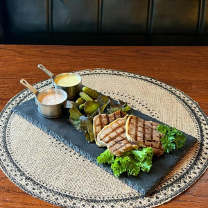 그릴에 구운 혀와 겨자