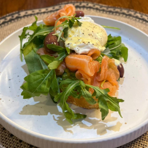 브루스케타와 가볍게 소금으로 조리한 연어