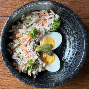 고기 혀와 함께 한 고기 샐러드