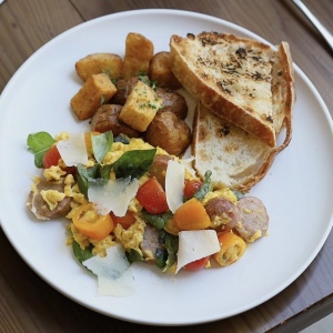 소세지 & 바질 스크램블