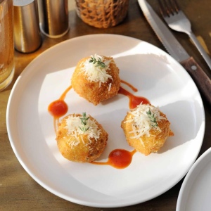 튀긴 맥앤치즈 볼