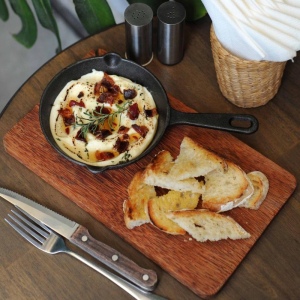 크리미한 염소 치즈 딥