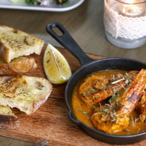 검은색 마늘 새우