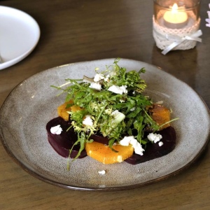 비트루트 고트 치즈 샐러드