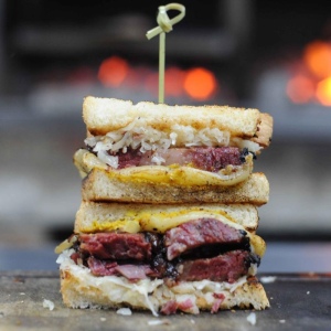 훈제 파스트라미 샌드위치