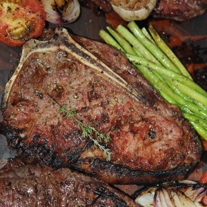 건조 고기 뼈 있는 뉴욕 스트립 스테이크 약 500g